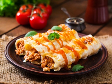Пикантни енчилади с пиле и пикантен мексикански сос - снимка на рецептата